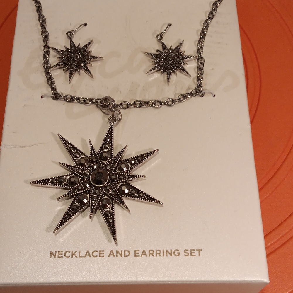 Earing and necklace set